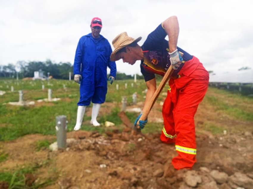 Trabajadore de Copextel Las Tunas en la construcción del PSFV Blanca Rosa.