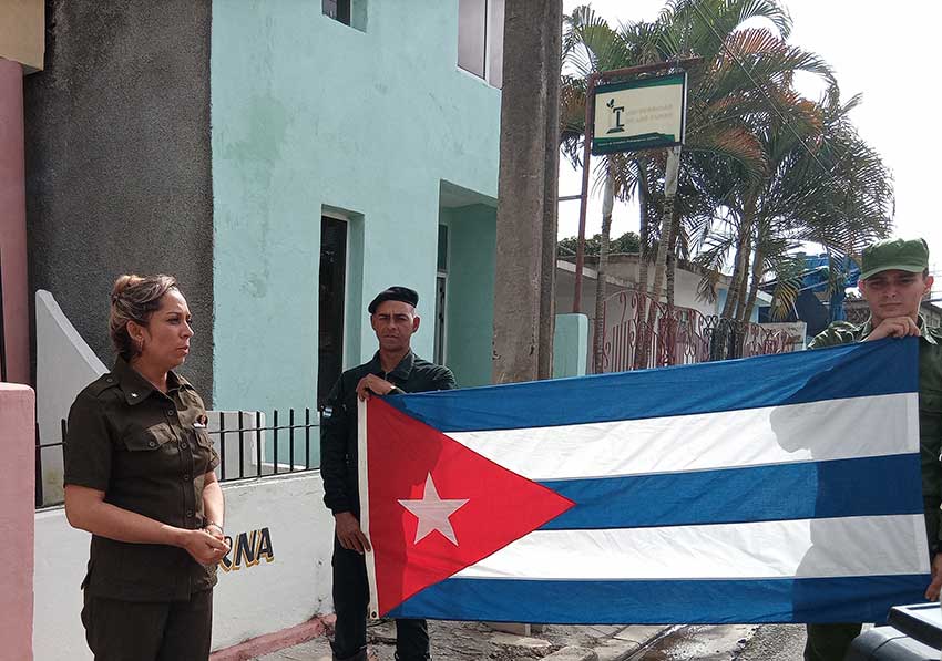 Combatientes del Minint en Las Tunas entregan donativo a los CDR.