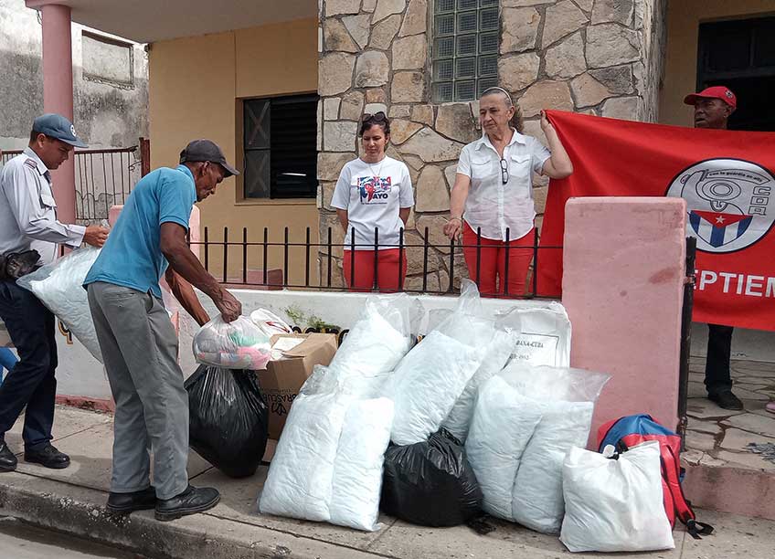Combatientes del Minint en Las Tunas entregan donativo a los CDR.