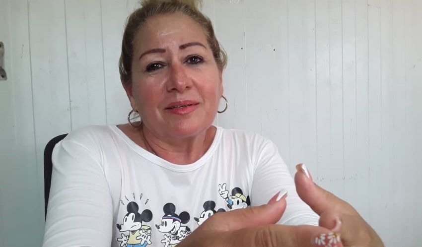 mujer en parque solar de amancio