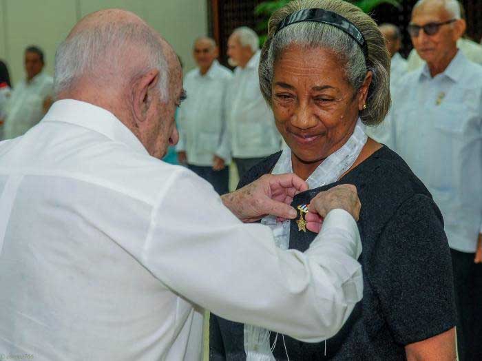 La medalla de Heroína del Trabajo de la República de Cuba le fue impuesta a Bertha, en 2019, de manos del Comandante José Ramón Machado Ventura. Foto: José M. Correa