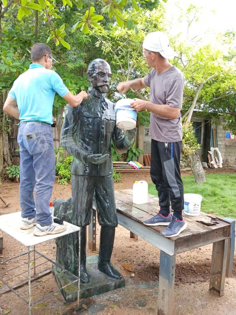 Arreglan estatuas por el congreso de historia