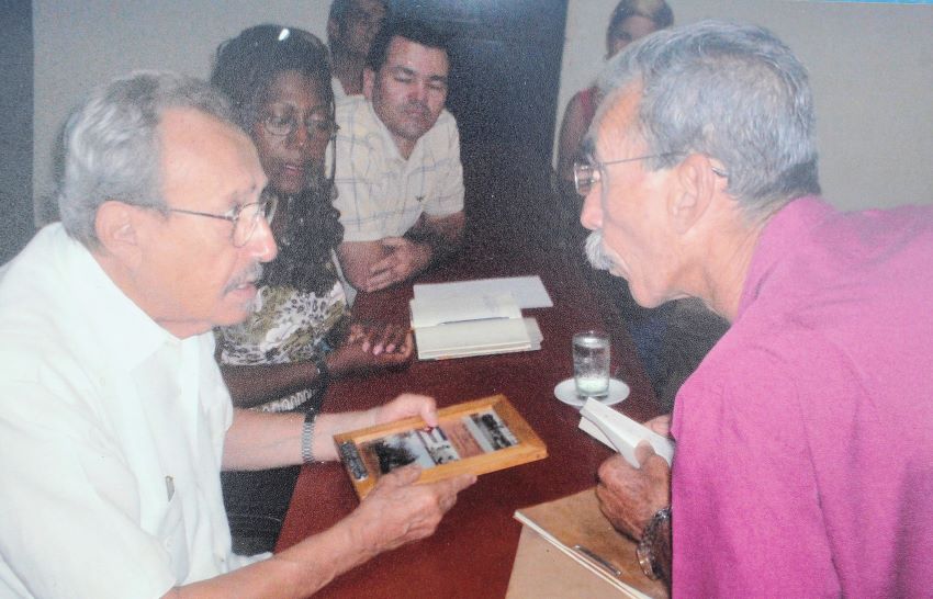 Faure conversa con amigo Manatí