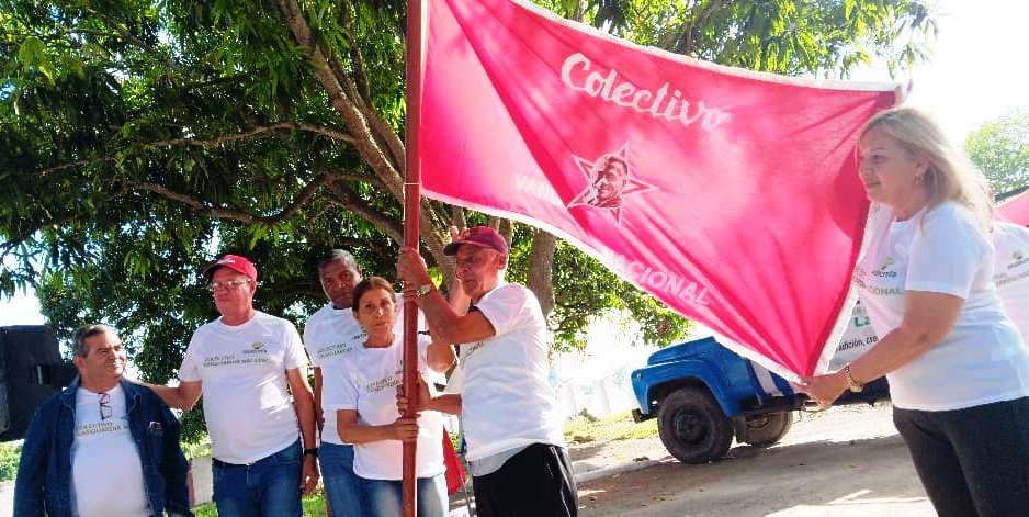 AzutecniaLasTunas1 acto entrega de bandera colectivo Vanguardia Nacional Azutecnia Las Tunas