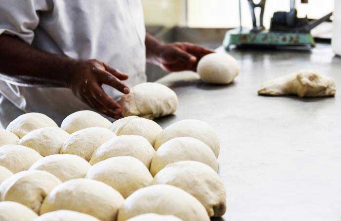 El pan de elbaora de acuerdo con normas que deben ser de estricto cumplimeinto