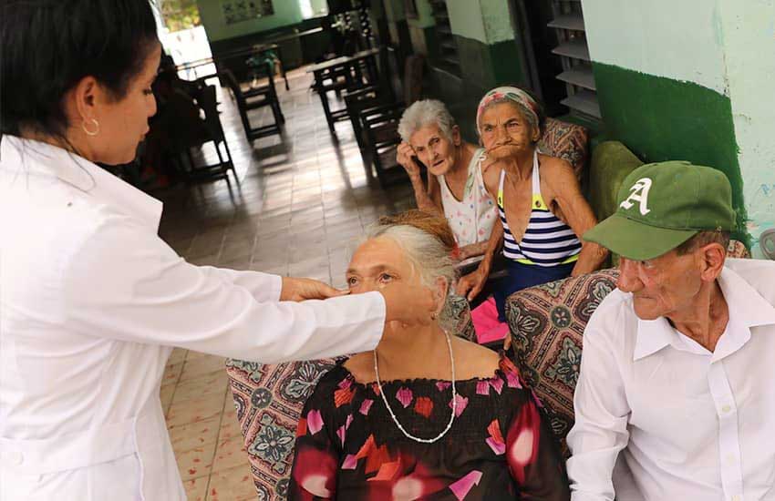 La atención médica de los ancianos es una prioridad.