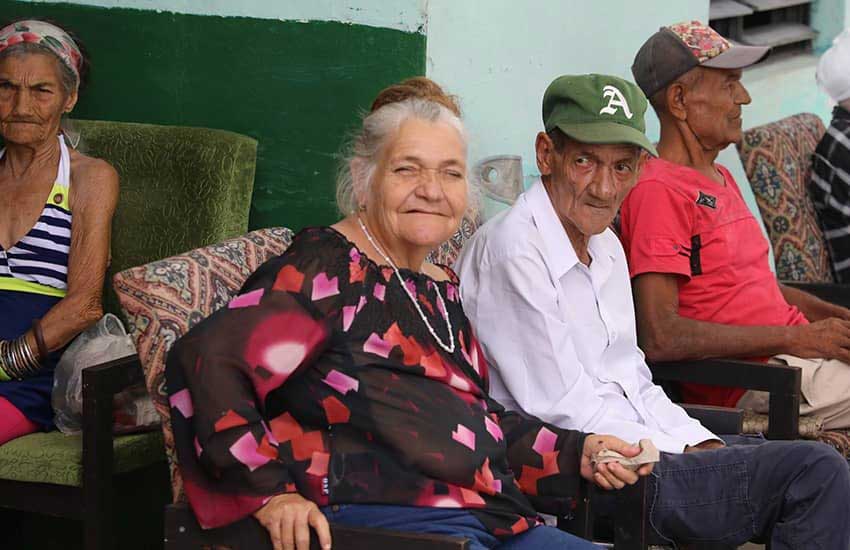 El cuidado de los abuelos es una obra de infinito amor.