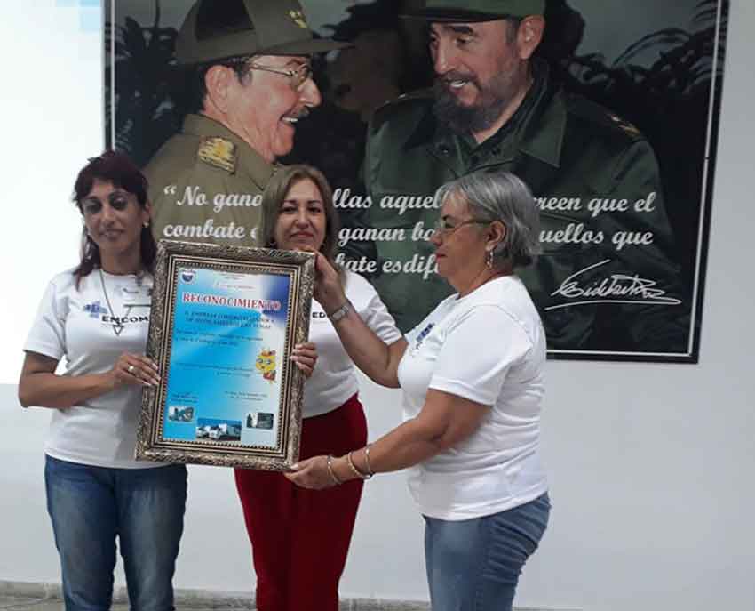 Emcomed es reconocida por Odalis Batista Pérez (al centro), secretaria general del Comité provincial de la CTC.