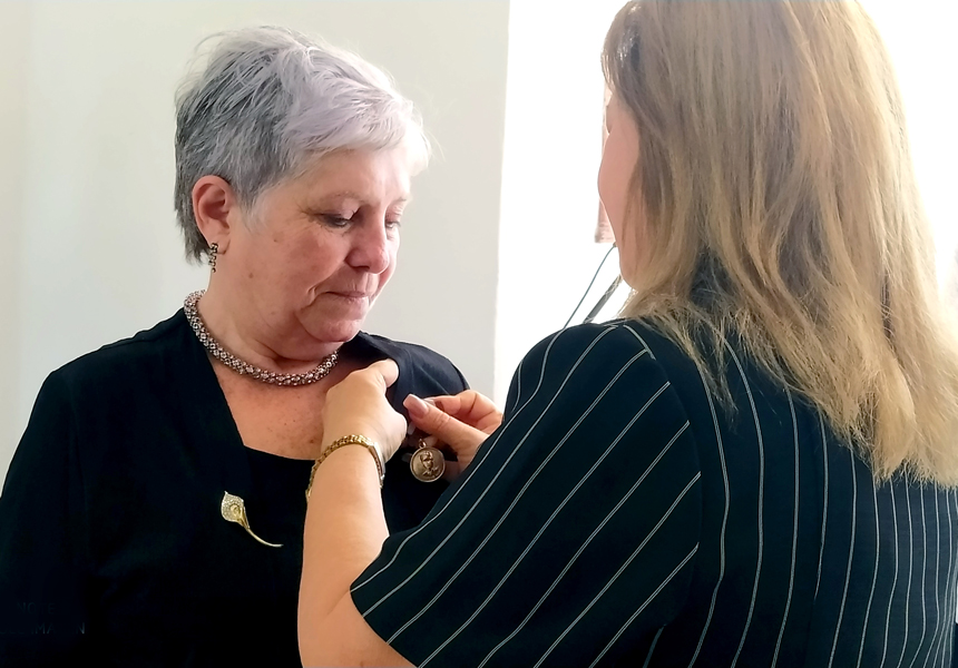 Martha Rodríguez Martínez presidenta del Consejo Electoral Provincial recibe la distinción Enrique Hart Dávalos 1