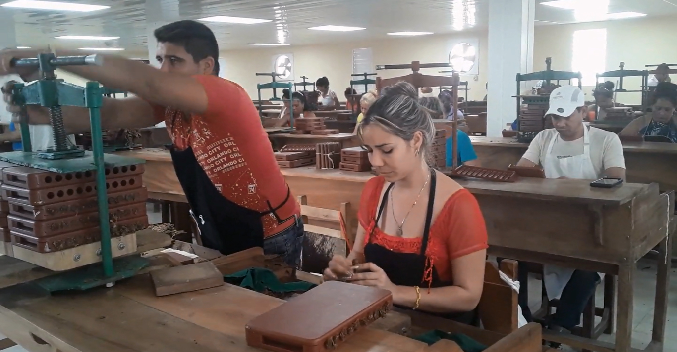 Nuevo taller de tabacos para la exportacion de la fabrica Enrique Casals Las Tunas foto migueldn