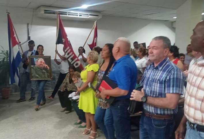 Trabajadores tuneros se alistan para celebrar el 1 Mayo.