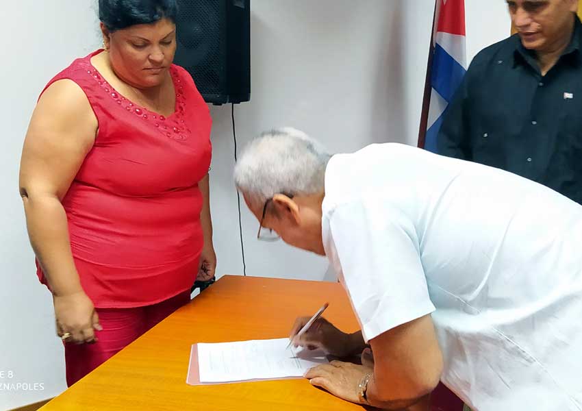 Momento en que Antonio Luis Carricarte Corona firma la constitución de la Sección en Las Tunas.