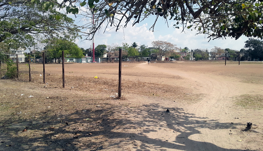 The perimeter fence of the sports area adjacent to the Jesús Argüelles semi-boarding school is practically non-existent because it has been destroyed.