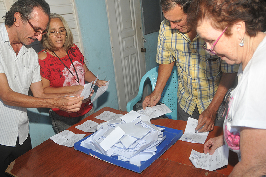 Vote counting in Las Tunas