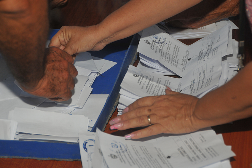 Vote counting in Las Tunas