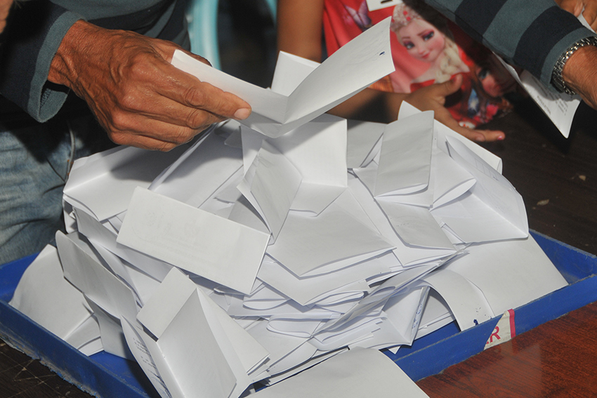 Vote counting in Las Tunas