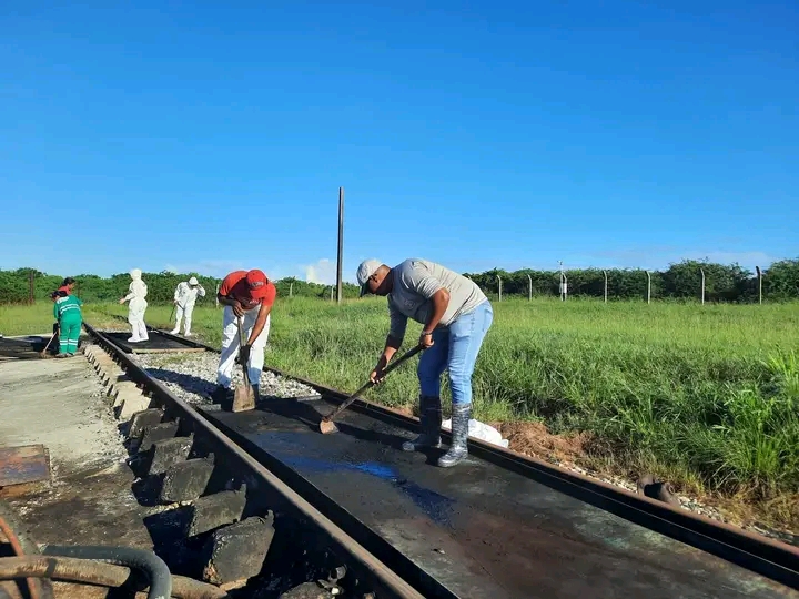 Trabajadores de Cupet preparan la vía férrea para la llegada del combustible.