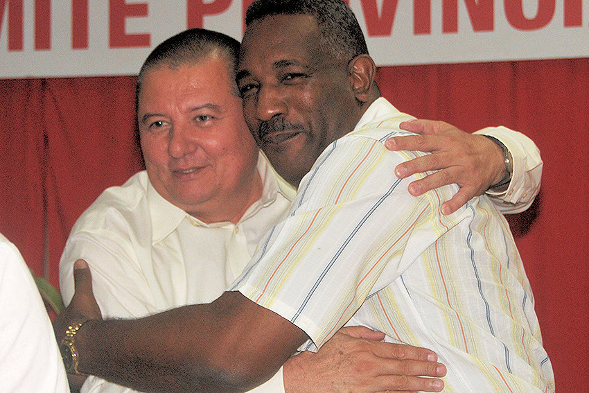 Outgoing and incoming First PCC Secretaries in Las Tunas
