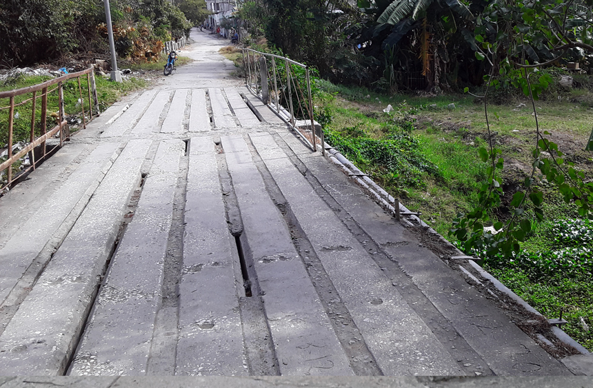This is how the bridge on Colon Street leading to the back of 26 de Julio Park was left. Unscrupulous people have removed almost all the railings.
