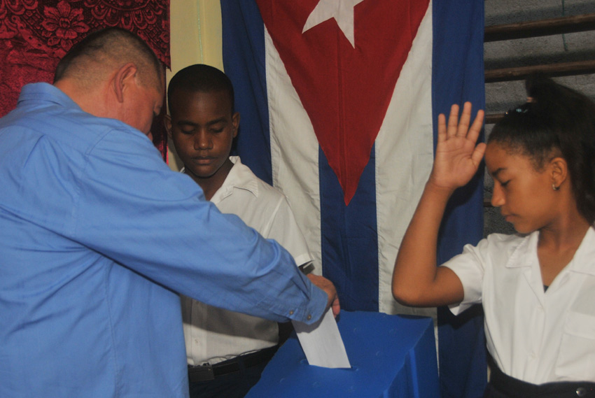 René Pérez Gallego, a member of the Central Committee and first secretary of the Communist Party (PCC) in Las Tunas, exercising his vote