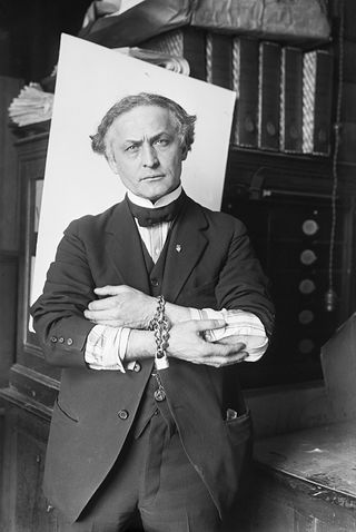 320px Houdini in Handcuffs 1918