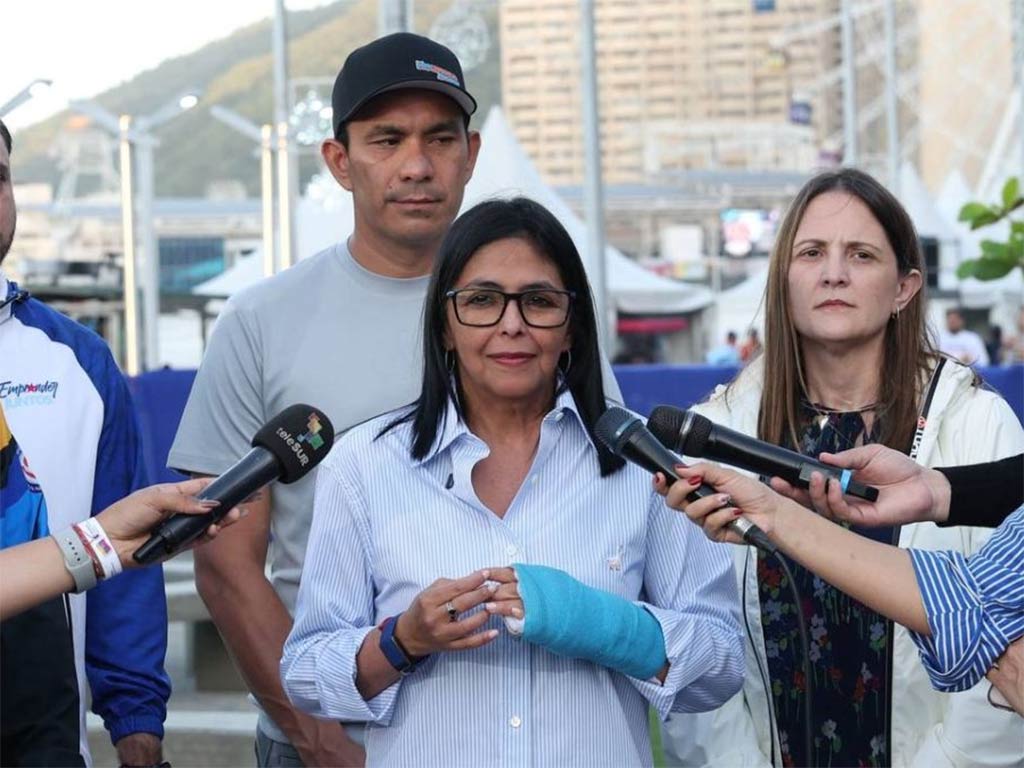 Delsy Sobre Barco Petroleo 1