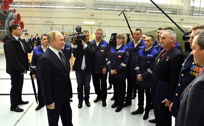 Putin con trabajadores de cosmodromo I