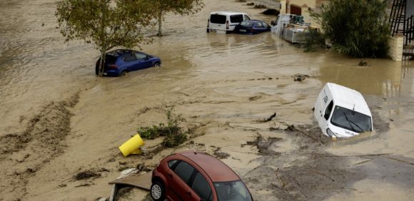 Vehiculos arrastrados por la tromba en Alora Malaga tras desbordarse el rio Guadalhorce Jorge Zapata EFE 580x282