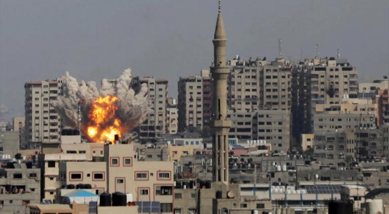 imagen explosion edificio bombardeo gaza 98