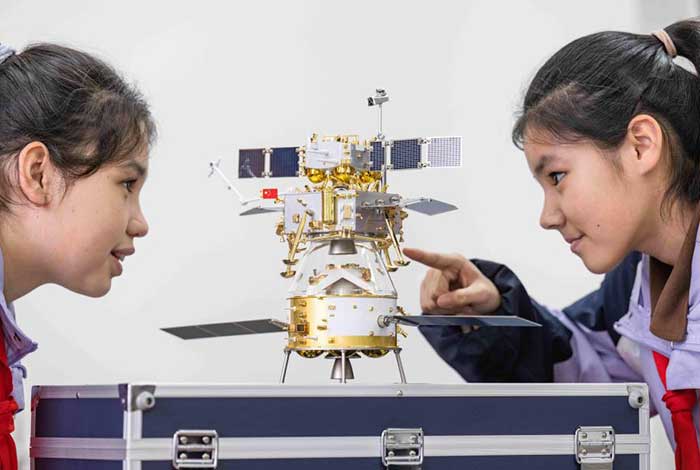Students from the drone club at No. 4 High School in Changji Hui autonomous prefecture, northwest China's Xinjiang Uygur autonomous region, examine a model of the Chang'e-6 lunar probe. 