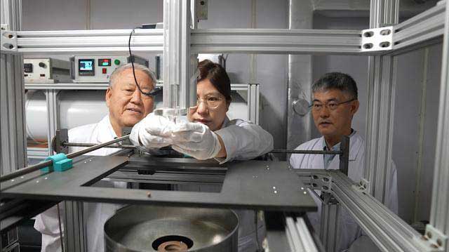 Researchers from the Institute of Geology and Geophysics (IGG) under the Chinese Academy of Sciences (CAS) place lunar soil samples into a superconducting magnetometer. 