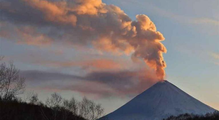 potente terremoto en kamchatka activo el volcan kliuchevskaya