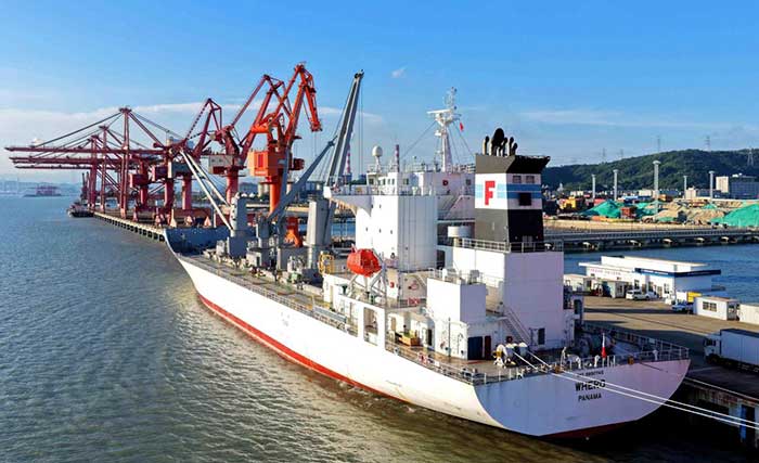 A vessel loaded with apples and kiwifruits from New Zealand docks at a terminal in Yuhuan, east China's Zhejiang province.
