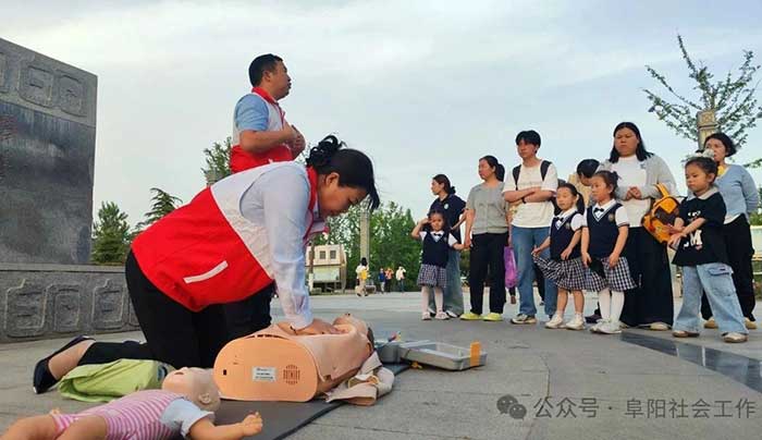 Wu Lei and Liu Jing teach first-aid skills to the public.