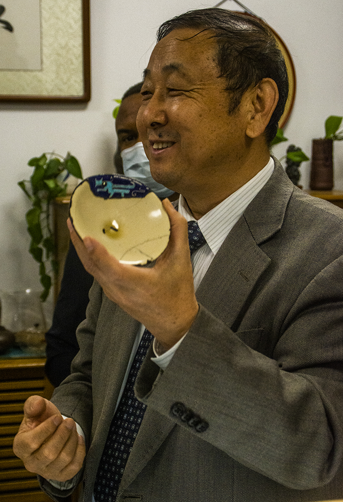 Reparador de vasijas de porcelana, China, 2022