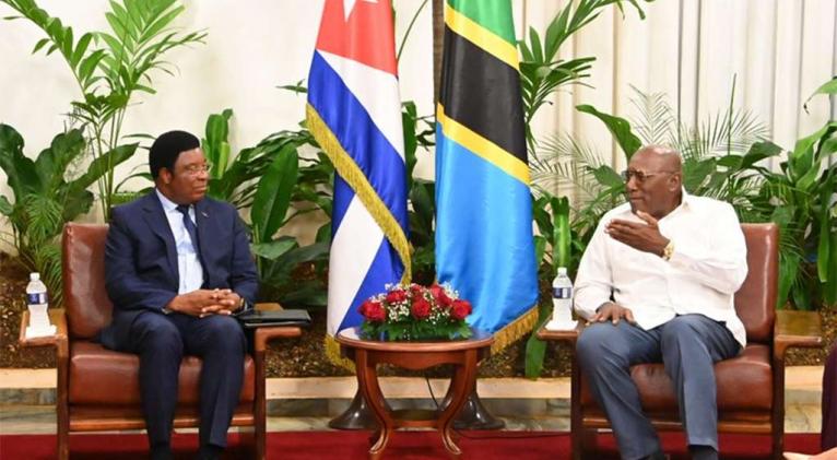 salvador valdes recibe a kassim majaliwa 1