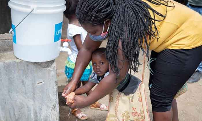 Infantes de Haití bajo la triple amenaza del cólera, la malnutrición y la violencia.