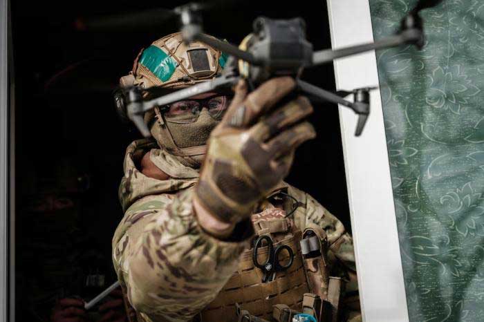 Maven es un sistema de mando y control diseñado para acumular y fusionar datos masivos provenientes de múltiples fuentes –satélites, drones, señales de inteligencia, informes sobre el terreno– y, de manera autónoma, identificar y geolocalizar objetivos militares