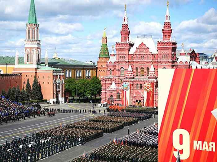 Desfile militar en honor a la memoria de los héroes soviéticos.
