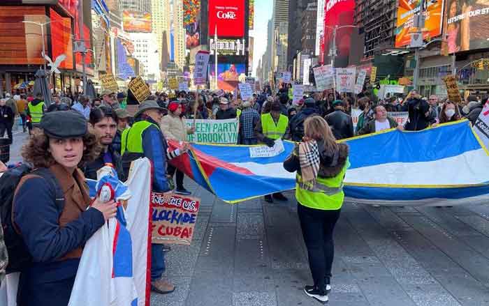 Members of over a hundred organizations demonstrated in favor of Cuba´s right to its sovereignty.