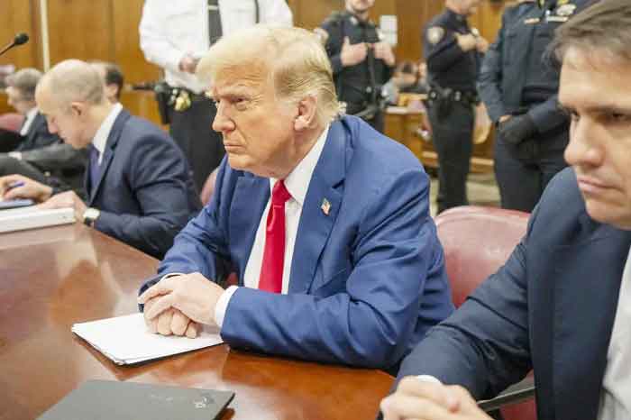 Expresidente Donald Trump asiste a su juicio penal en corte de Nueva York este 6 de mayo.