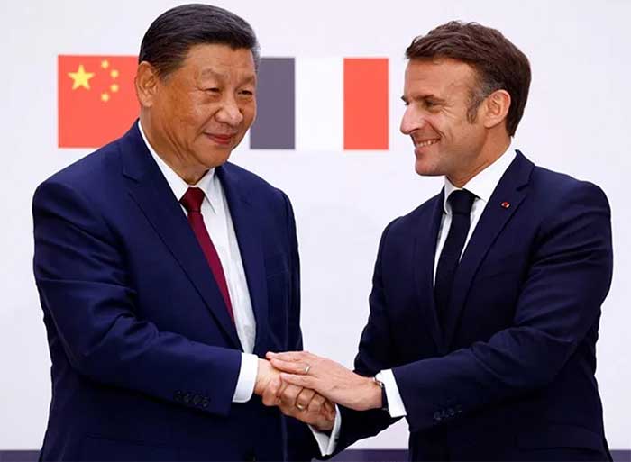 The two heads of State talked while touring the historical site in the city of Dujiangyan.