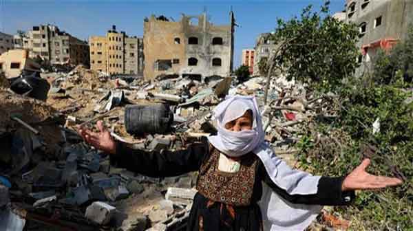 An elderly Palestinian woman reacts in front of her home, damaged by Israeli bombardment, in Beit Lahia in the northern Gaza Strip, on May 20, 2021. Photo: AFP