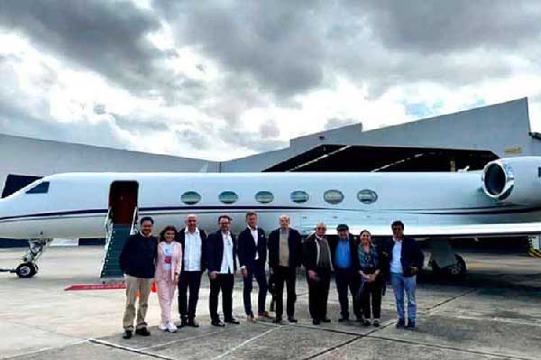 Delegación del gobierno de Colombia viajó hoy a Cuba para "hacer contactos" con la jefatura del Ejército de Liberación Nacional