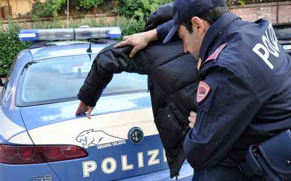 La policía italiana detuvo a 12 estafadores acusados de timar a unas 700 personas.