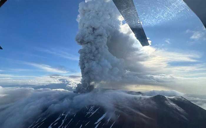 El estratovolcán Krasheninnikov lanzó una nube de cenizas tras 600 años inactivo.