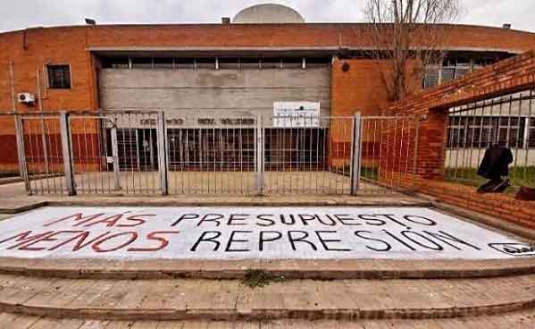 In a 24-hour strike, these groups called in the southern city demand a larger and dignified education budget. Photo: Ades Montevideo