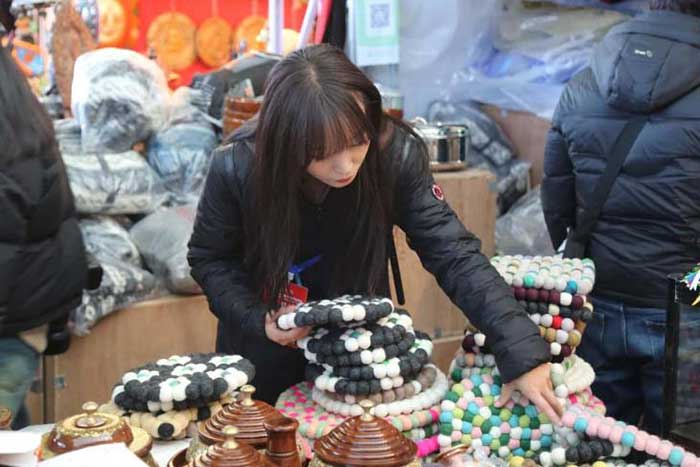 A woman buys Nepali teacup pads at the Yarlung Commodity Fair in Shannan, southwest China's Xizang autonomous region. 
