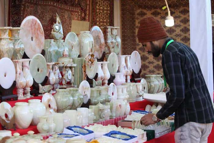 A Pakistani merchant sets up his exhibition stand at the Yarlung Commodity Fair in Shannan, southwest China's Xizang autonomous region.