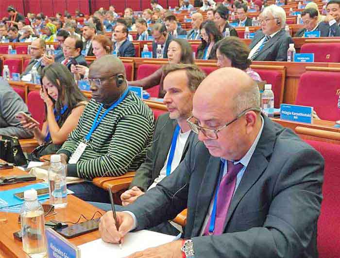 Alejandro Gómez (extremo derecho), presidente en funciones de Prensa Latina.